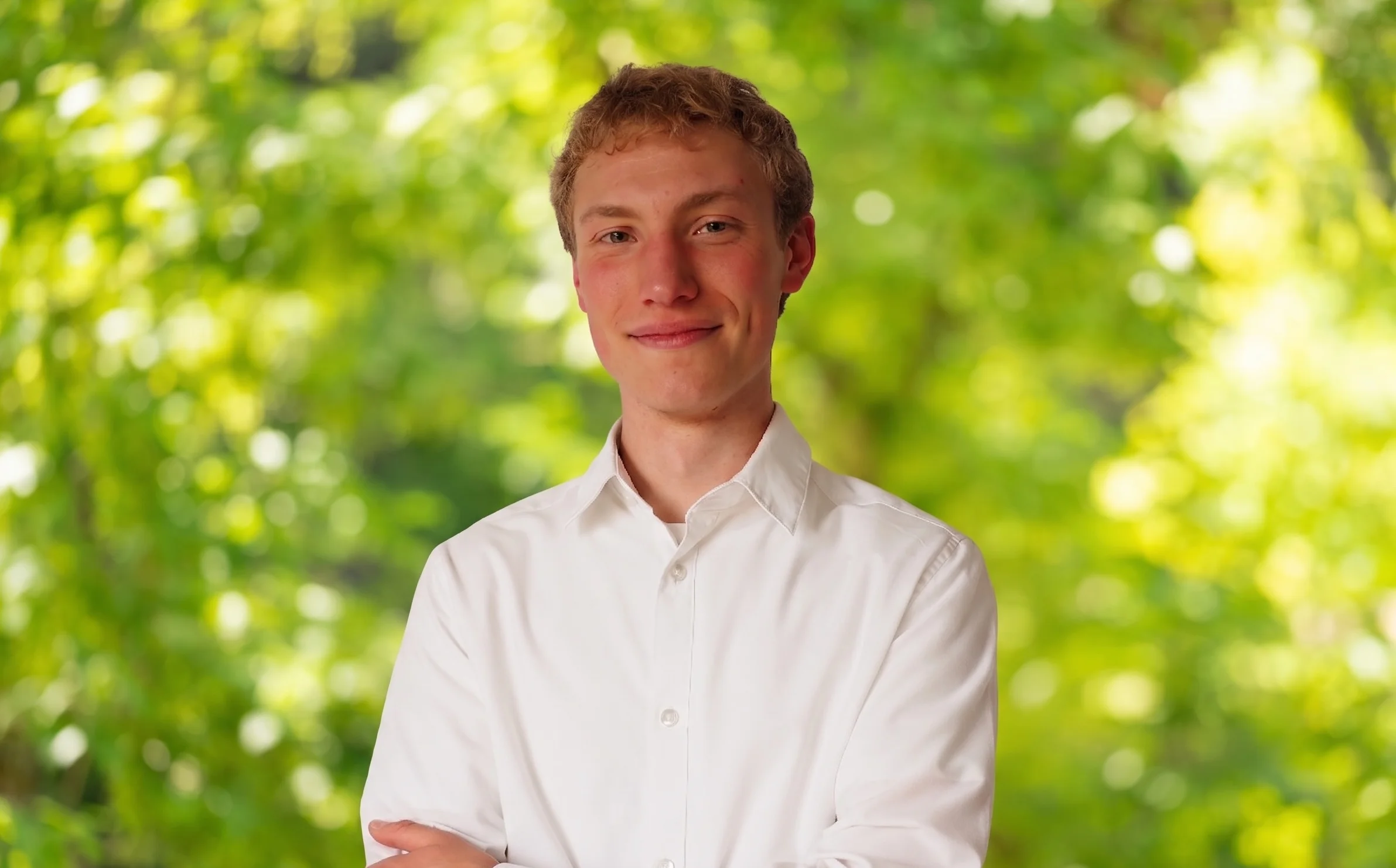 Noah Buhmann grüner Hintergrund.webp