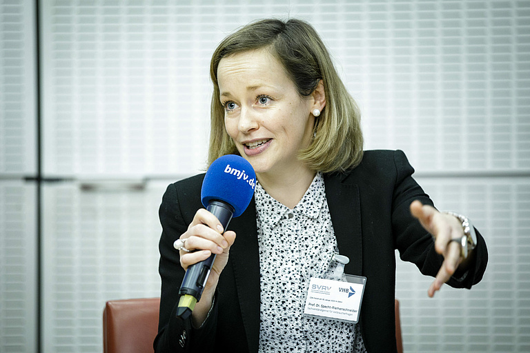 Specht-Riemenschneider bei SVRV-Moderation; Urheberin: Janine Schmitz photothek (https://www.photothek.de/team/janine-schmitz/janine_schmitz_h2019/) 200130_SBMJV_PHT044-2048x1365.jpg