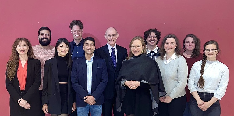 Mitarbeiter des Instituts: Dr. Maria Gwynn, Dr. Alexis Galán, Esra Tarim, Julian Schepers, Rohan Sinha, Prof. Dr. Stefan Talmon, Fine Hartmann, Joshua Wirtz, Mirjam Reiter, Maria Weber, Antonia Mirbach
