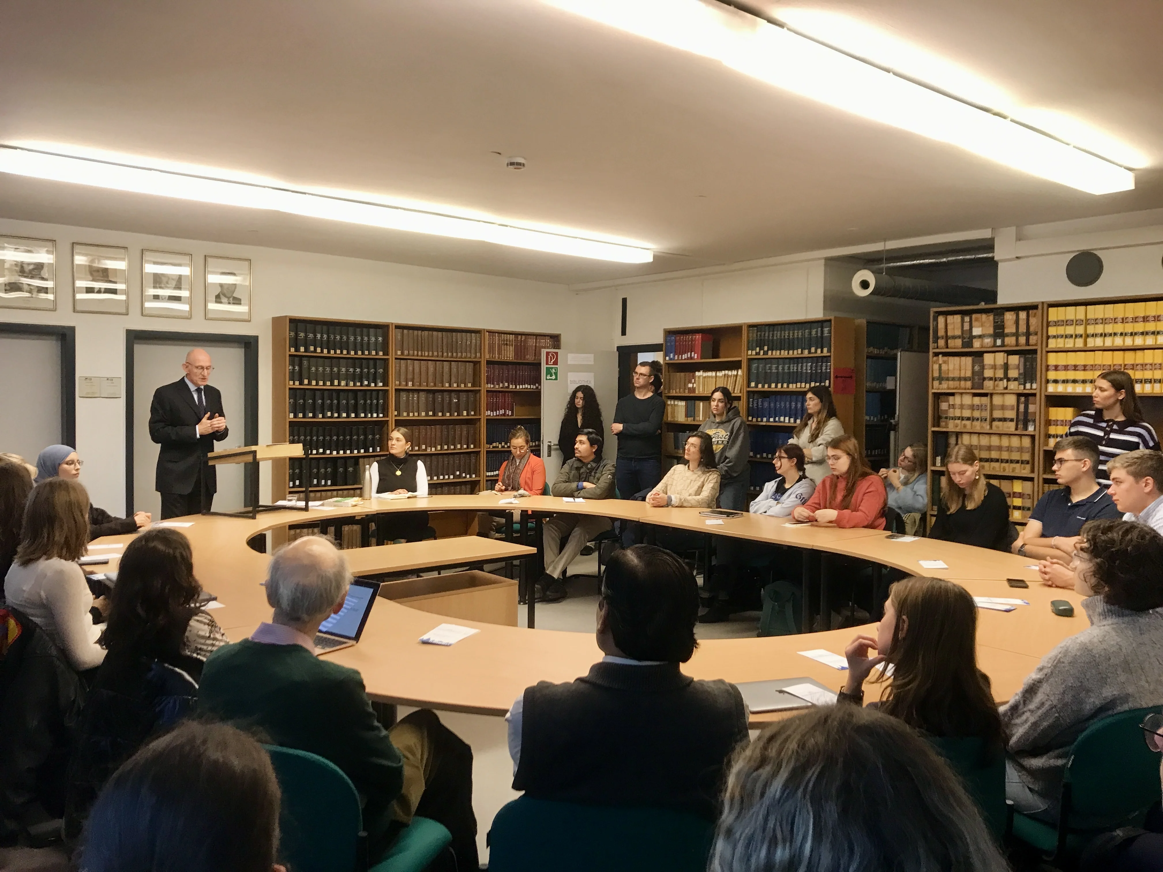Studierende bei der Rhineland Lecture von Professor Talmon